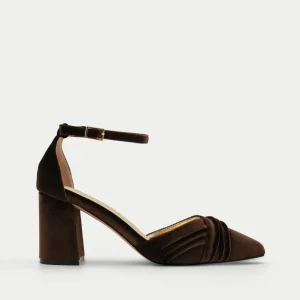 ZAPATOS DE SALÓN DE TERCIOPELO MARRÓN CON CORREA AL TOBILLO