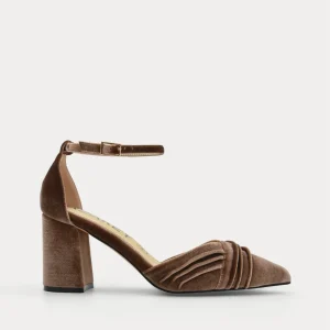 ZAPATOS DE SALÓN DE TERCIOPELO TAUPE CON CORREA AL TOBILLO