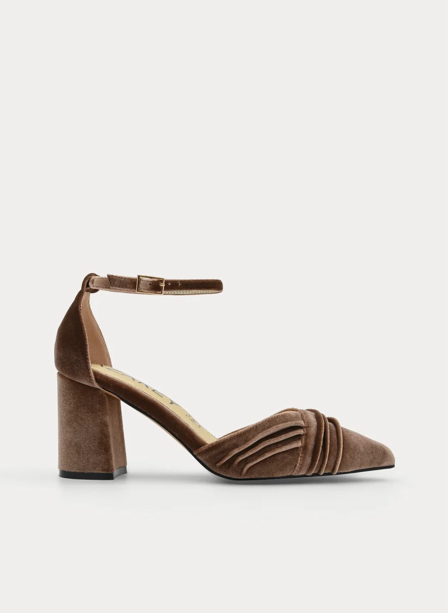 ZAPATOS DE SALÓN DE TERCIOPELO TAUPE CON CORREA AL TOBILLO - Imagen 2