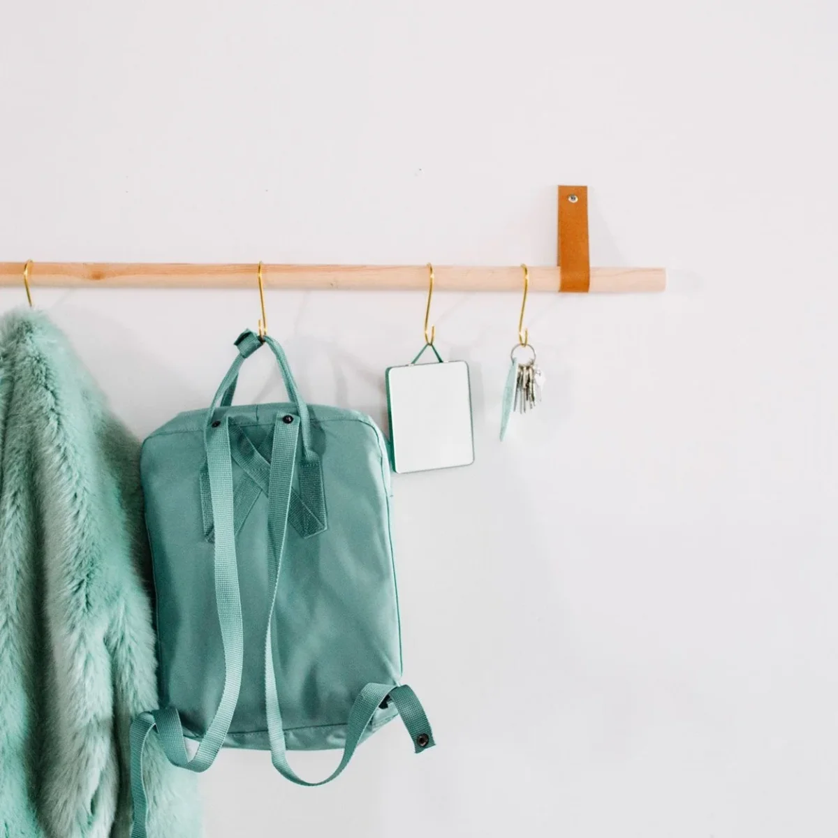 Perchero para pared de madera y cuero