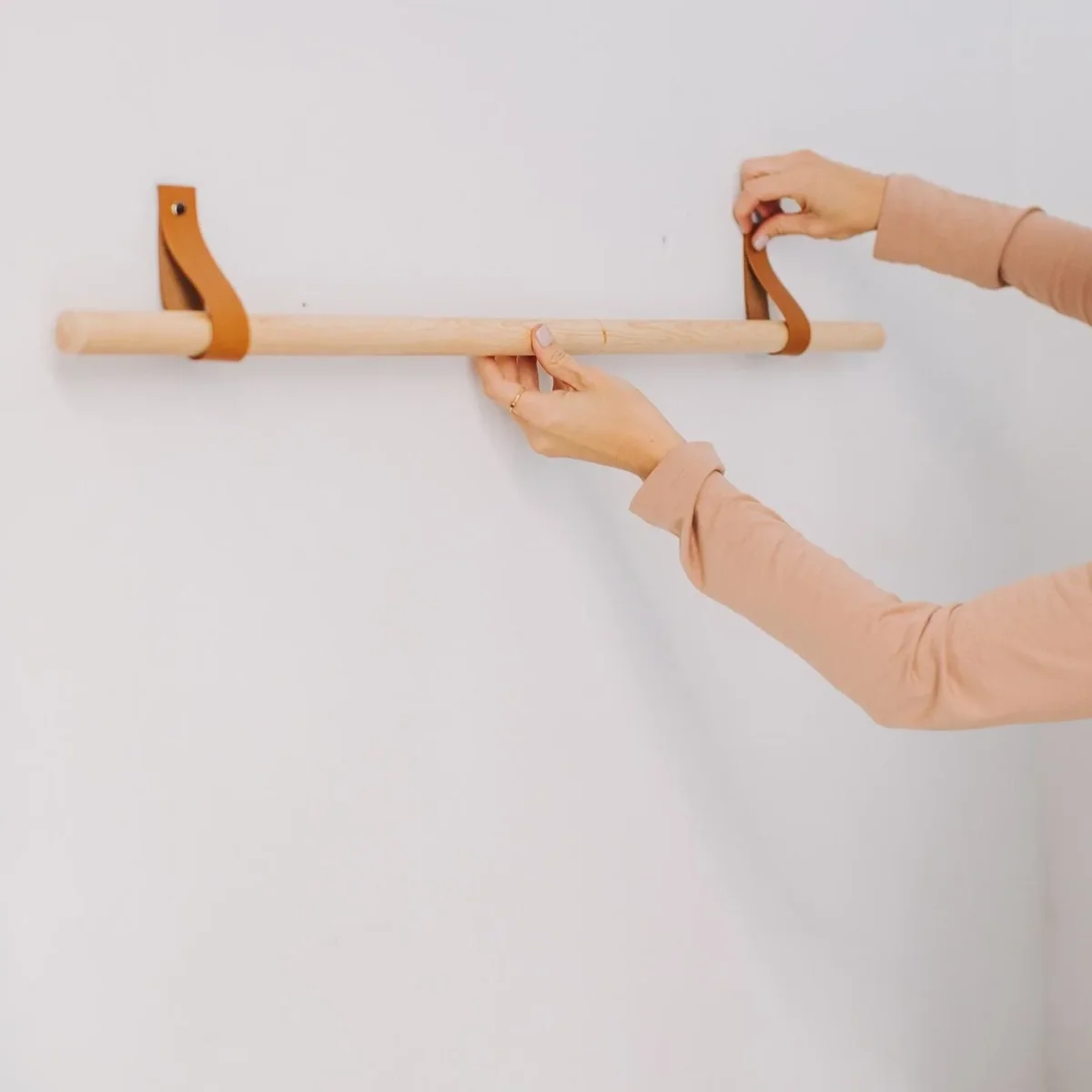Perchero para pared de madera y cuero - Imagen 5