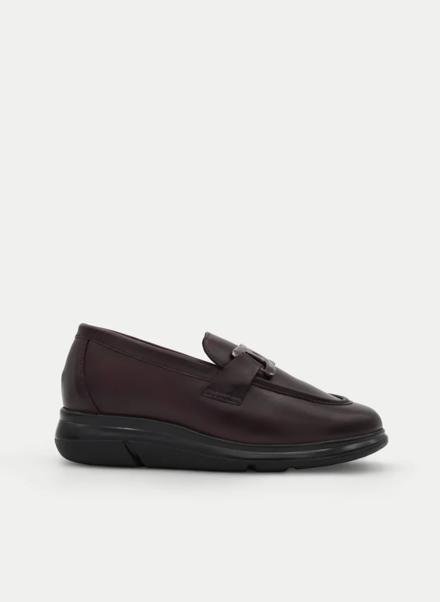 MOCASÍN BURDEOS DE PIEL CON HEBILLA