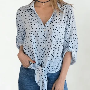 Blusa Lunares escote en V, fondo Celeste con Azul