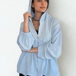 Chaqueta Bordada con Gorro, color Celeste