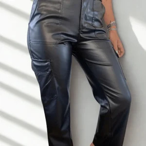 Pantalón  eco cuero, cargo,  color negro